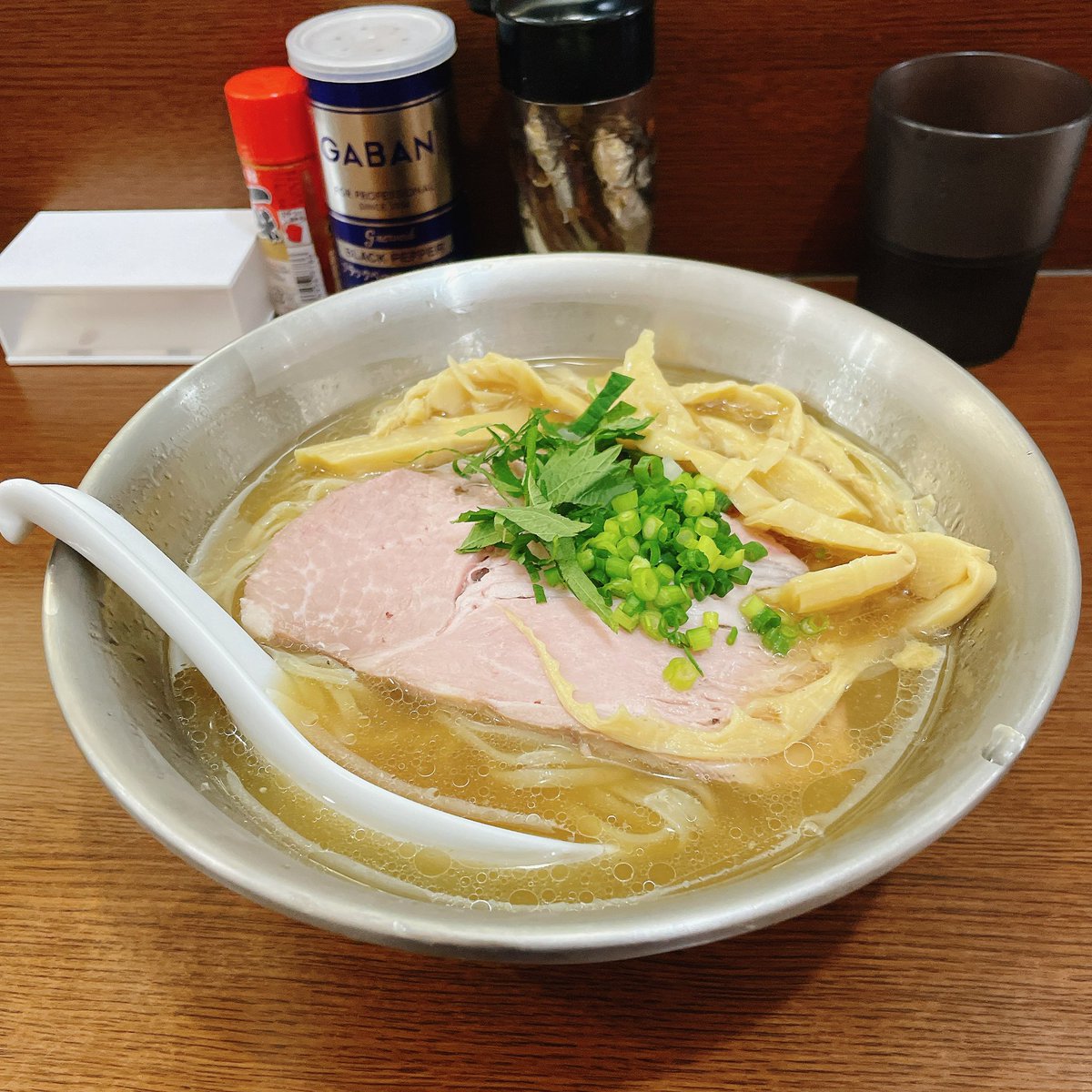 CB_Manasuke's tweet photo. エソ煮干と鶏の冷やし(塩) (@ 煮干し中華そば　魚魚 in 名古屋市北区, 愛知県) https://t.co/s1wo5adAHC
初エソ煮干。お雑煮のような上品な感じ。
最後は、肉飯のスープで正解。 https://t.co/KngSlXlYvx