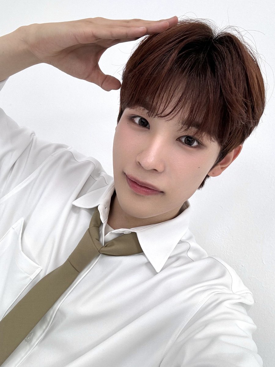 [#규민🐶] 

회사원 같아?🧑🏻‍💼🧾

#XODIAC #소디엑 #GYUMIN #규민 
#똑똑똑_귬이등장