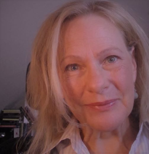 @ #ICA24: #RUSCI #PhD stud. <a href="/caseyrandazzo/">Casey Randazzo</a>, Asst Comm Prof <a href="/Shugars/">Sarah Shugars</a>, and Comm Prof &amp; Chair Marya Doerfel present, “Navigating Displacement Online: The Effects of Versatility and Housing Displacement on Social Tie Formation in Online Neighborhood Threads” ow.ly/cFm150SlFWN