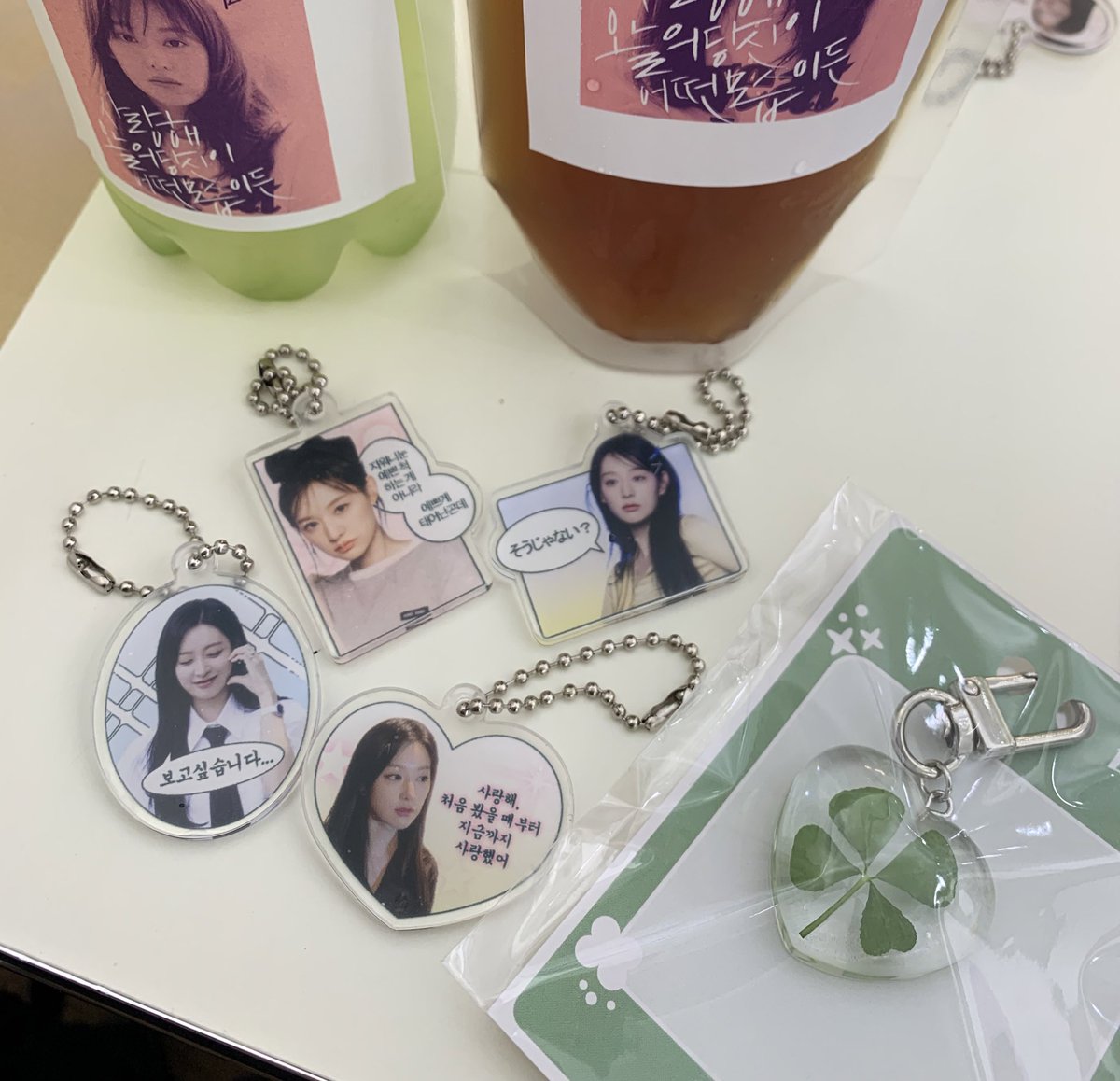 애드라.. 나 김지원 키링 4종 드볼 성공했어🍀
유라헬 대사 ~>소쟈나이<~ 키링보고 깔깔
거기에 폼푸샘 행운 네잎클로버 키링 (울컥)

#사랑해_오늘의_김딩이_어떤_모습이든