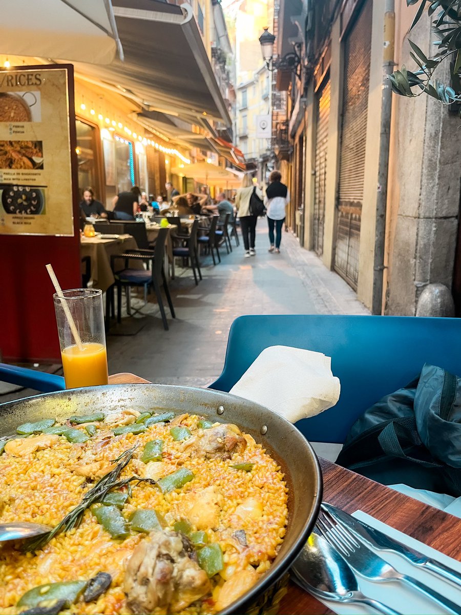 Fp1223's tweet photo. 働きながら1ヶ月のスペイン語留学が終了🇪🇸数ある町の中でバレンシアを選んで本当によかった...盗難はあったけどそのおかげでたくさんの友達ができてたくさん踊れて楽しい1ヶ月でした。Nos vemos👋 https://t.co/FBsaMPSxAN