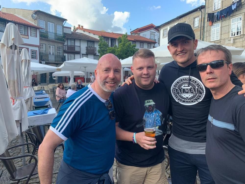 Não há nada para ver aqui. Só Harry Maguire em Guimarães em plena Praça de São Tiago.