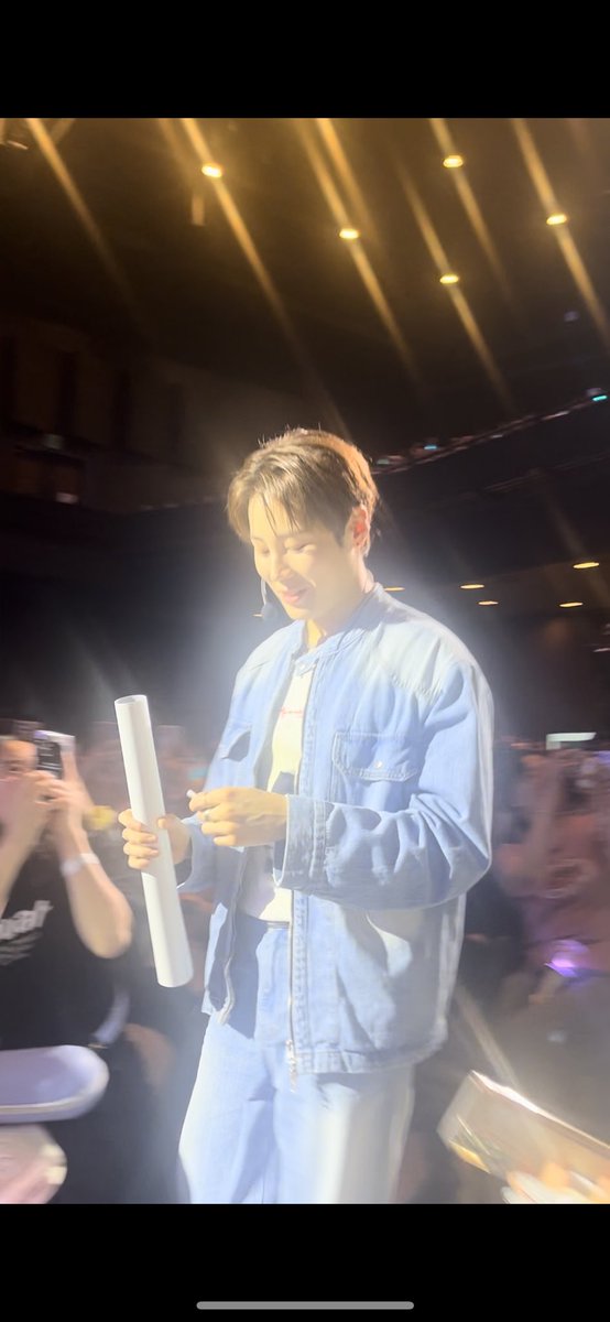 응원법 연습해야지 .. 
눈이부신 하성운 
빛이나는 하성운