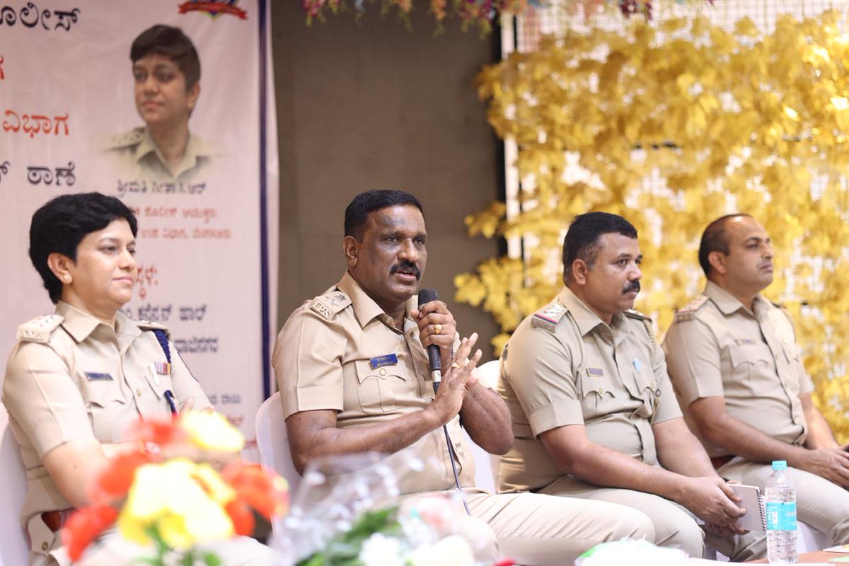 acppnagar's tweet photo. Under #MeetTheBCP Campaign The Jana Samparka Sabhe meeting covered various topics, including bike theft, snatching, early shop closures, footpath encroachments, street hawkers, and several other urban issues.@CPBlr  @BlrCityPolice @blrcitytraffic  @AddlCPEast @DCPEASTBCP https://t.co/QZwGIQ43fv