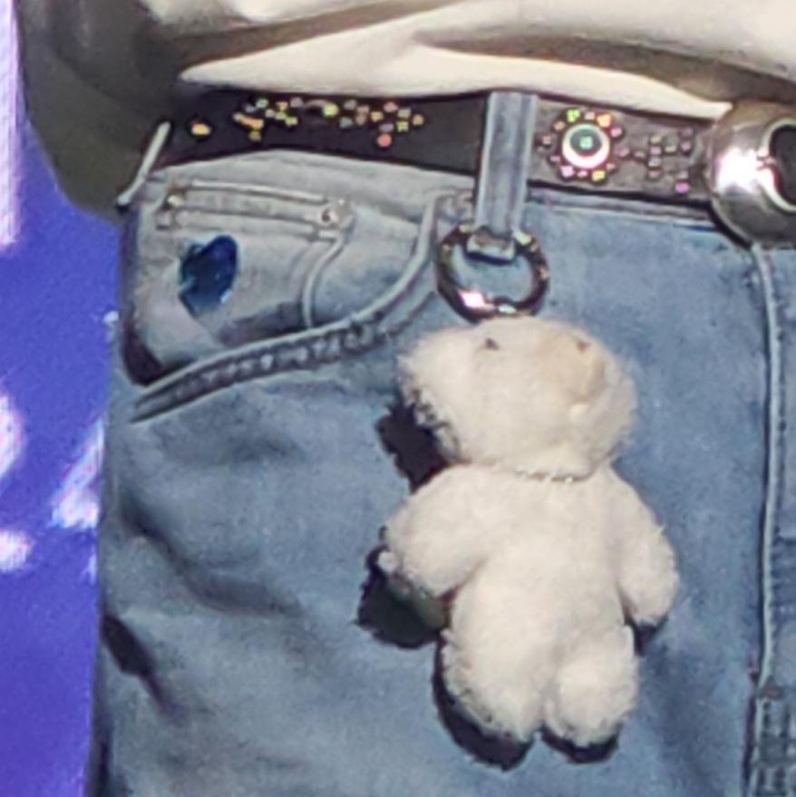 입대전 콘서트때랑 전역후 팬미팅 마지막에 똑같이 곰돌이 단거 너무 귀여움