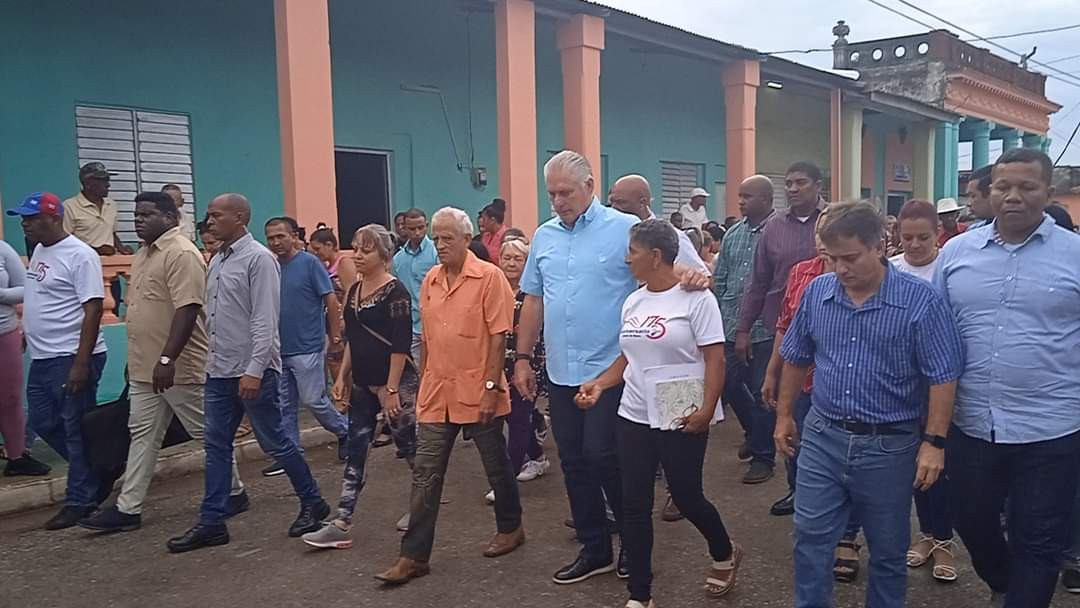 TaliaGonzlez42's tweet photo. A un barrio en transformación del poblado Juan Gualberto Gómez en Unión de Reyes, #Matanzas llegó muy temprano el Presidente #cubano @DiazCanelB
Intercambió con vecinos y constató la reanimación constructiva de importantes obras sociales .
📸 #RadioUnion
@CanalCaribeCuba https://t.co/aJtnki8CbQ