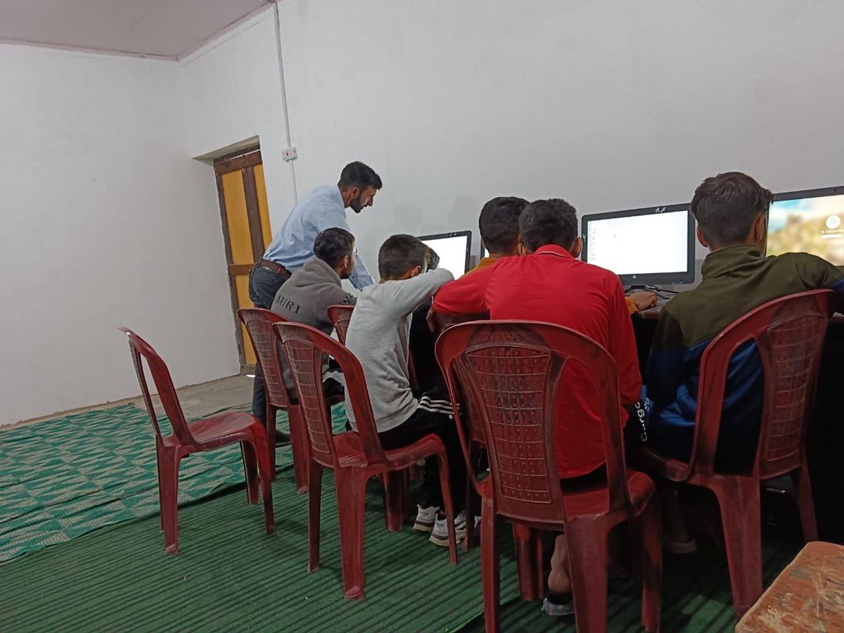 kupwarasentinel's tweet image. #IndianArmy organized a computer literacy campaign at Govt High School, #Kanzalwan, aiming to boost #computerskills and knowledge among local students. This initiative was designed to enhance the digital proficiency of schoolchildren, equipping them with essential computer skills