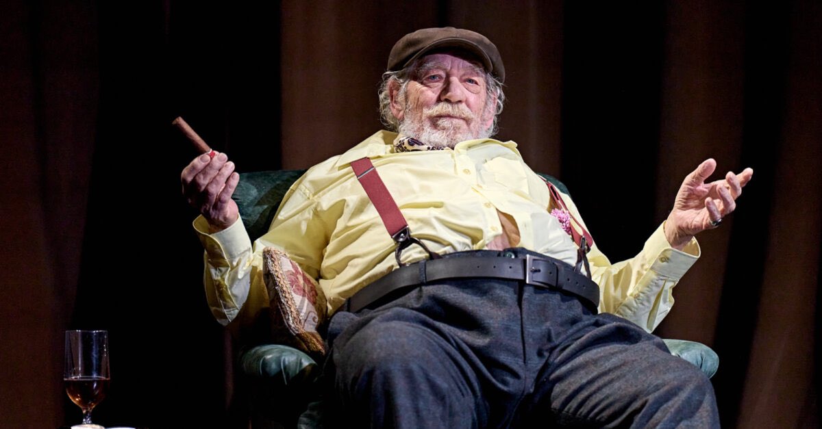 PMFontana's tweet photo. SIR JOHN FALSTAFF: The better part of valor is discretion, in the which better part I have sav’d my life.
HENRY IV, pt. 1, 5.4
#BookWormSat #Courage
#Welles #Beale #Sher #McKellen #Falstaff https://t.co/cVebyLvQeM