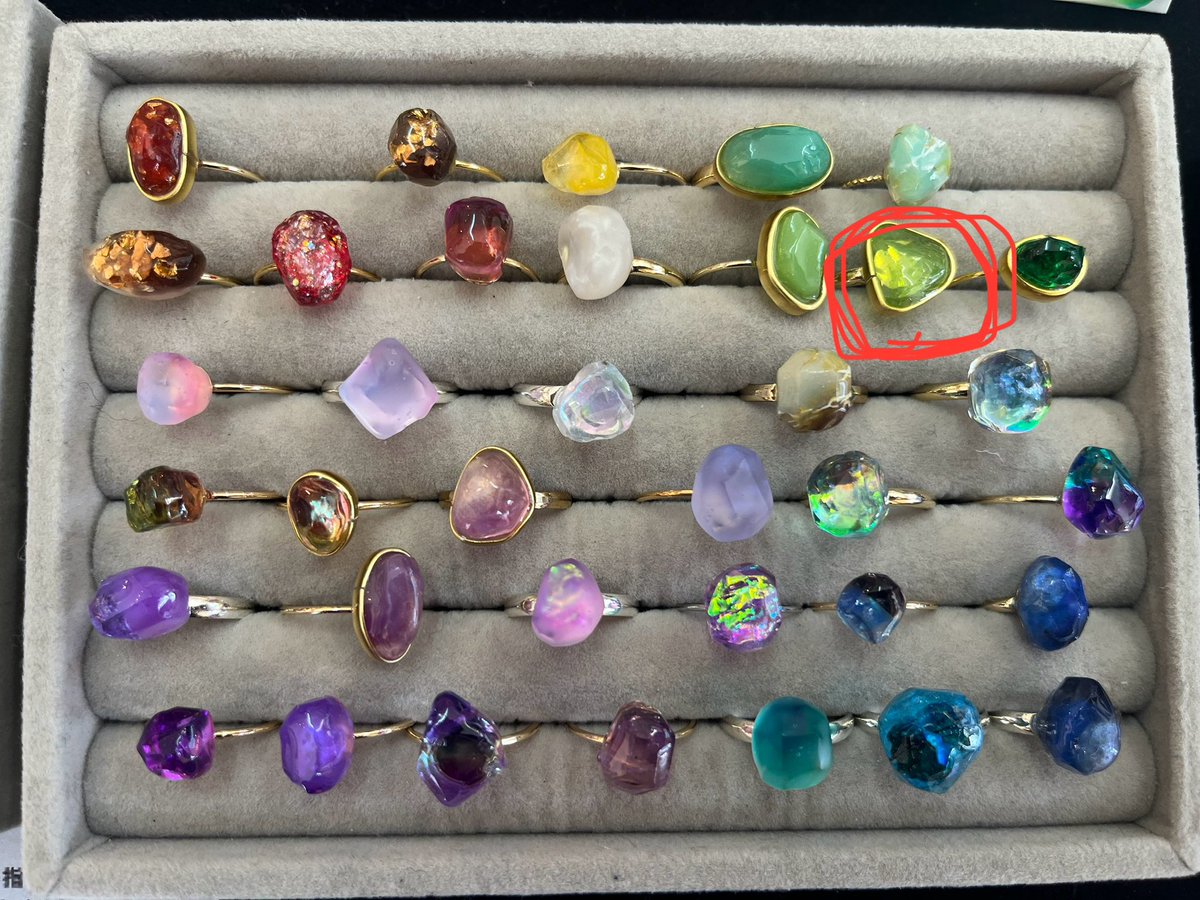 アクセサリー類も通販可能です😊
たまやさんの作品
リング💍¥800〜1200
イヤリング¥1200〜1800
＊デザインによって価格が変わります。画像4枚の様にマークするか、「上から2列目、右から2個目の黄緑色の指輪気になります！」等DMにてお問合せください。
#夜を歩く2024 
#アクセサリー