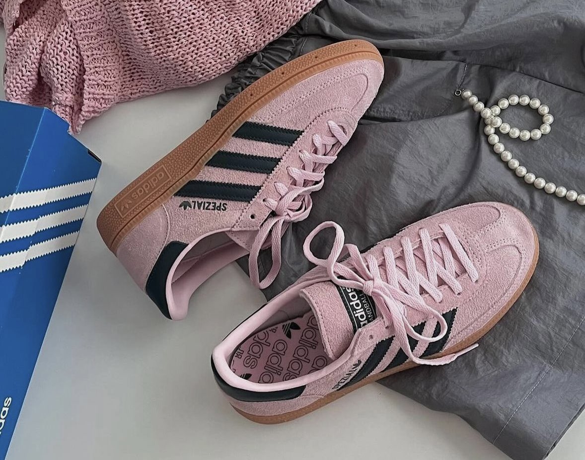 itfeelstory's tweet photo. เอาอีกละ น่ารักอีกละ adidas spezial สี clear pink สวยมากกก ได้ทั้งเท่ทั้งน่ารักเลย เป็นสีชมพูตุ่นตัดดำ พื้นน้ำตาล สวยอะ รุ่นนี้ใส่สบายด้วย แงๆๆๆ https://t.co/6hMWhGU3rj