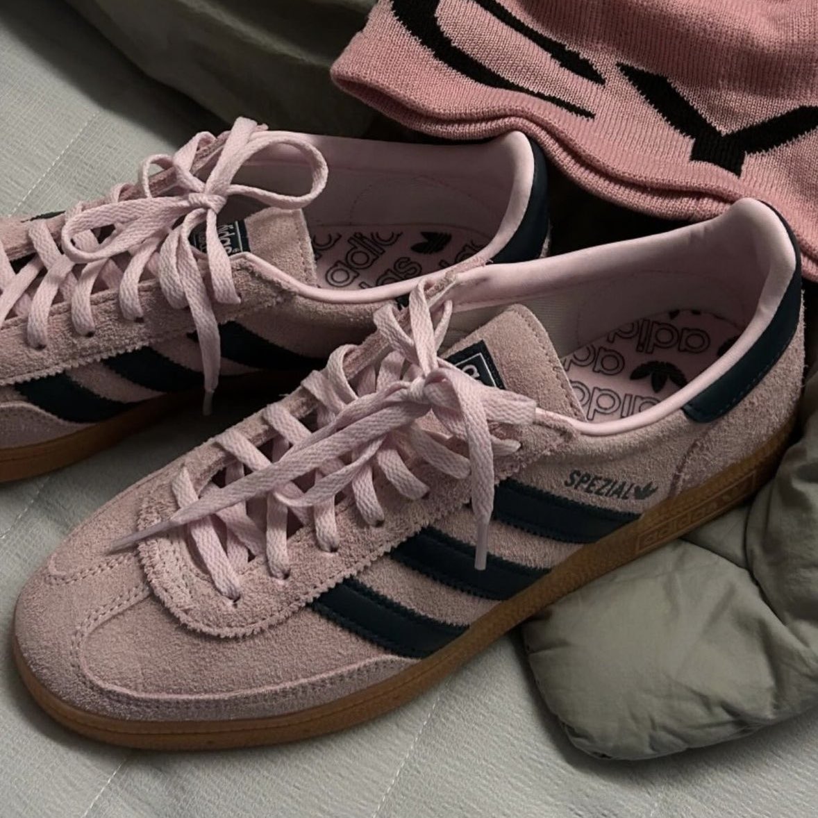 itfeelstory's tweet photo. เอาอีกละ น่ารักอีกละ adidas spezial สี clear pink สวยมากกก ได้ทั้งเท่ทั้งน่ารักเลย เป็นสีชมพูตุ่นตัดดำ พื้นน้ำตาล สวยอะ รุ่นนี้ใส่สบายด้วย แงๆๆๆ https://t.co/6hMWhGU3rj