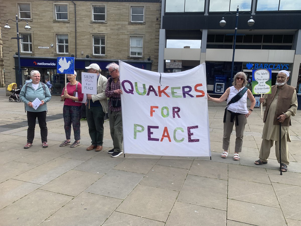 Thanks to all who came to today’s 119th monthly Peace/justice vigil. Lots of public support as ever

Afterwards we went to support a wonderfully uplifting Refugee Week event!

Next vigil
📅 27 July 
🗺️ Market Place
⏰ 12-12.30
🙏 all welcome!
@nfpb1 <a href="/BritishQuakers/">Quakers in Britain</a>