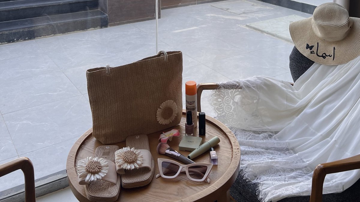 - مَن يُتقن فن العيش مع نفسّه .. لا ينتظِر الأشياء والأشخاص
بل كُل شيء ينتظر لأجلِ إسعَاده🖤.