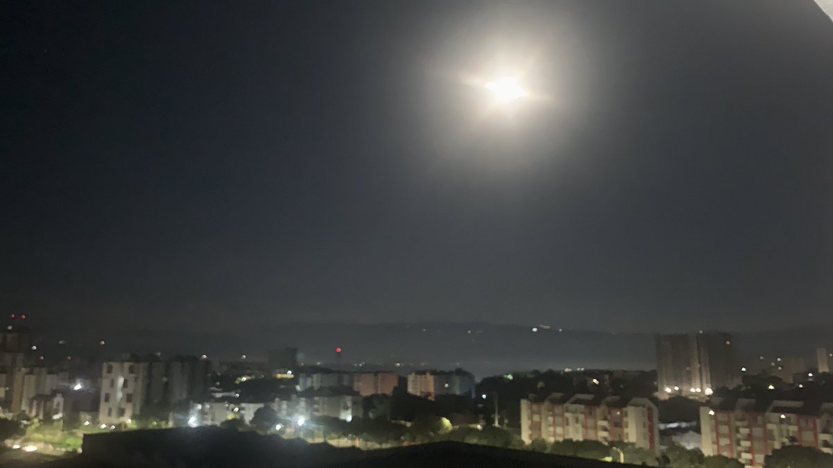 Julio Alvarado (@jcalvarado007) on Twitter photo 4:10 de mañana de hoy. Le tomé una foto a la luna pero al verla era una estrella, la única estrella, la soñada estrella del <a href="/ABucaramanga/">Atlético Bucaramanga</a> campeón. Por fin la veo en el cielo. 4:10 de mañana de hoy. Le tomé una foto a la luna pero al verla era una estrella, la única estrella, la soñada estrella del <a href="/ABucaramanga/">Atlético Bucaramanga</a> campeón. Por fin la veo en el cielo.