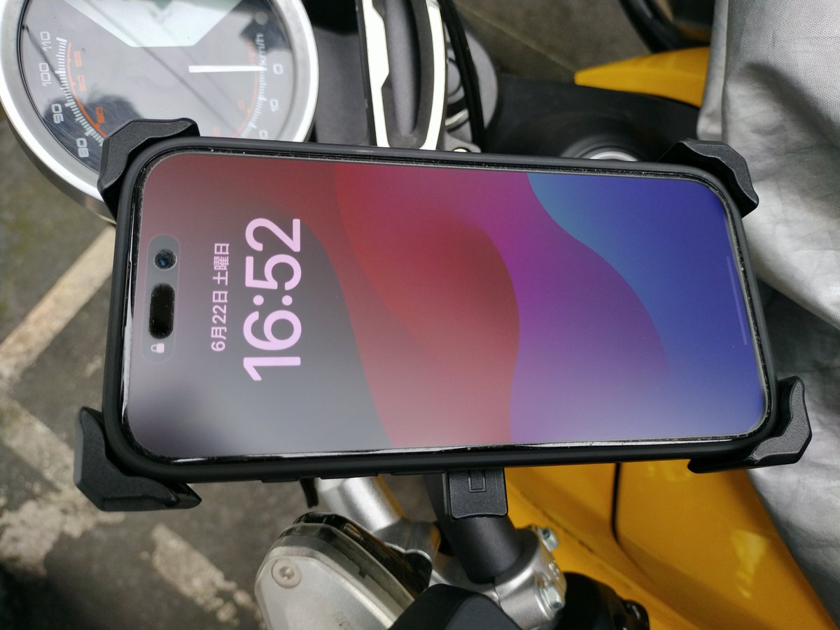 Love_Love_MGCM's tweet image. 対策教えてください。
iPhone15Proがバイクのスマホホルダーに入り切りません。
カメラ部分が凸している分、上部分がホルダーの引っかかりに収まりません。
一応ホルダーそのもので押さえつけて上から輪ゴムバンドで抑えてます。
カメラ部分も収められるスマホホルダーってありますか？
#TCMAX