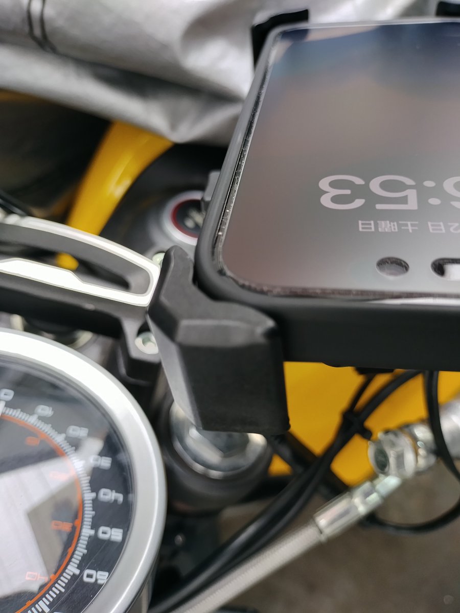 Love_Love_MGCM's tweet image. 対策教えてください。
iPhone15Proがバイクのスマホホルダーに入り切りません。
カメラ部分が凸している分、上部分がホルダーの引っかかりに収まりません。
一応ホルダーそのもので押さえつけて上から輪ゴムバンドで抑えてます。
カメラ部分も収められるスマホホルダーってありますか？
#TCMAX