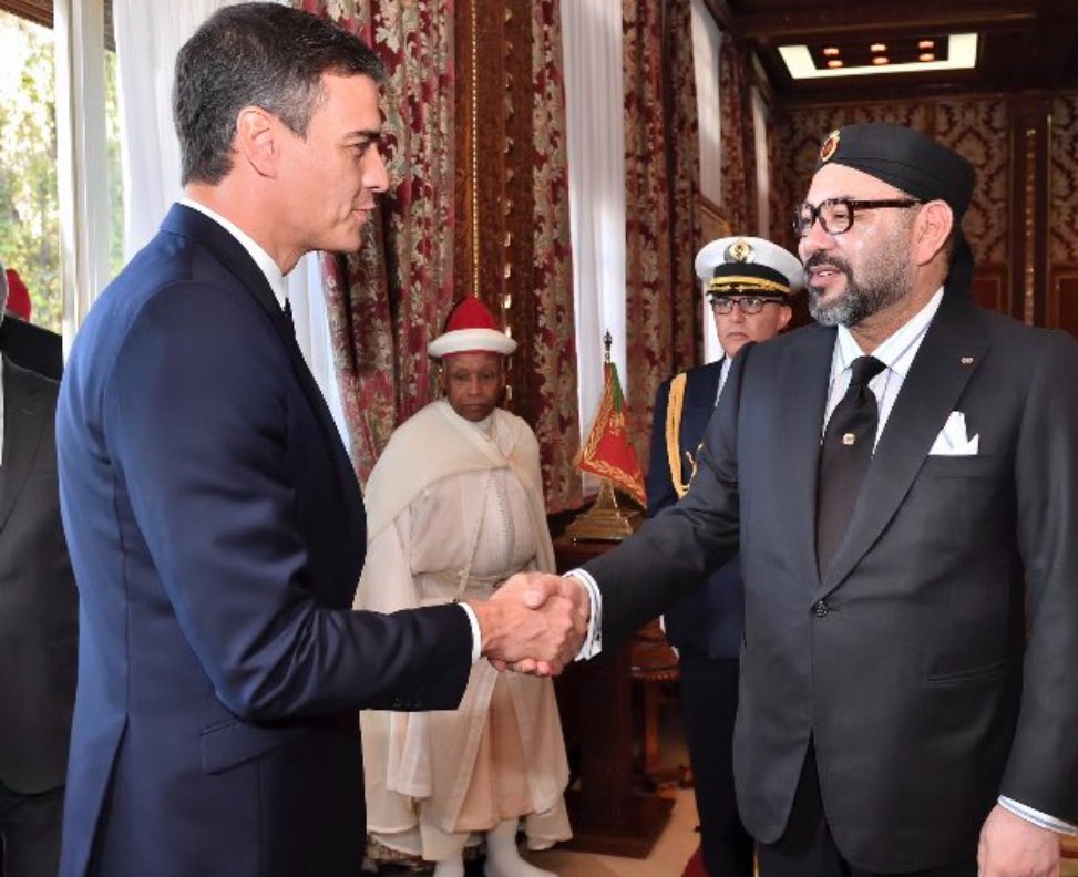 TalebSahara's tweet photo. Ayuso recibe a Milei y le regala una medalla: FIN DEL MUNDO 😱

Sánchez es recibido por el genocida marroquí Mohamed VI, le regala el Sáhara y a los saharauis: 🤐 https://t.co/uY0iTsRSaf