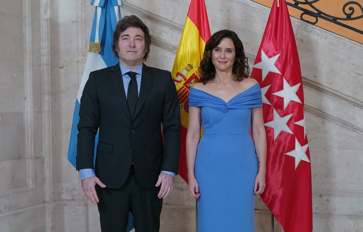 TalebSahara's tweet photo. Ayuso recibe a Milei y le regala una medalla: FIN DEL MUNDO 😱

Sánchez es recibido por el genocida marroquí Mohamed VI, le regala el Sáhara y a los saharauis: 🤐 https://t.co/uY0iTsRSaf