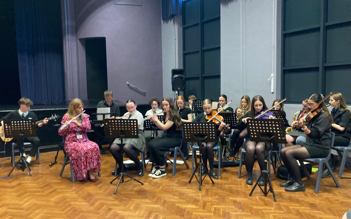 SchoolLongcroft's tweet photo. More from our amazing @SchoolLongcroft Summer Concert! #worldmusicday @ERMusicHub https://t.co/eiufXZMGlC