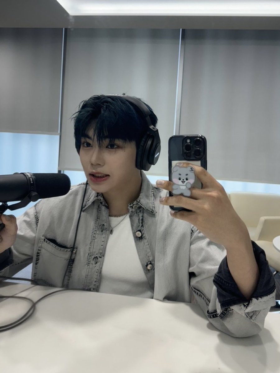 ZB1_official's tweet image. _💌

제로즈 ~ 잘 지내구 있나용? 저는 활동 끝나구 제로즈 보고 싶어서 죽겠는 나날을 보내고 있답니다. 실력적으로도 더 발전한 모습 보여드리고 싶어서 열심히 노력 중이기도 해요. 다음 활동 때까지 심심하지 않게 많이 놀러 올게요! 사랑해요 💙💙

#PARKGUNWOOK #박건욱
#ZEROBASEONE #ZB1…