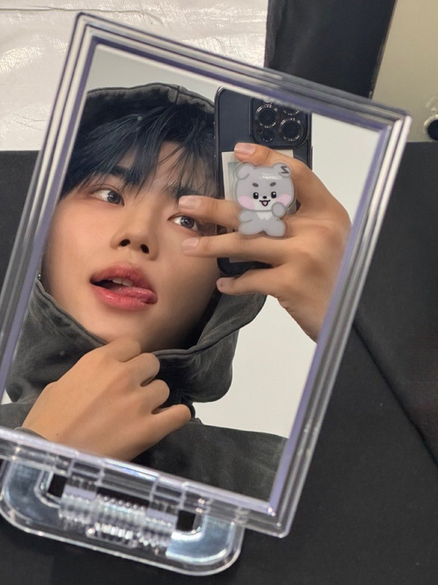 ZB1_official's tweet image. _💌

제로즈 ~ 잘 지내구 있나용? 저는 활동 끝나구 제로즈 보고 싶어서 죽겠는 나날을 보내고 있답니다. 실력적으로도 더 발전한 모습 보여드리고 싶어서 열심히 노력 중이기도 해요. 다음 활동 때까지 심심하지 않게 많이 놀러 올게요! 사랑해요 💙💙

#PARKGUNWOOK #박건욱
#ZEROBASEONE #ZB1…