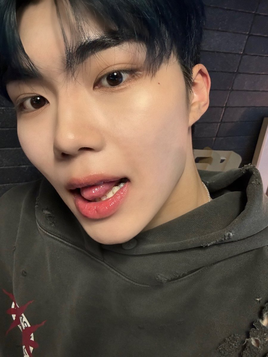 ZB1_official's tweet image. _💌

제로즈 ~ 잘 지내구 있나용? 저는 활동 끝나구 제로즈 보고 싶어서 죽겠는 나날을 보내고 있답니다. 실력적으로도 더 발전한 모습 보여드리고 싶어서 열심히 노력 중이기도 해요. 다음 활동 때까지 심심하지 않게 많이 놀러 올게요! 사랑해요 💙💙

#PARKGUNWOOK #박건욱
#ZEROBASEONE #ZB1…