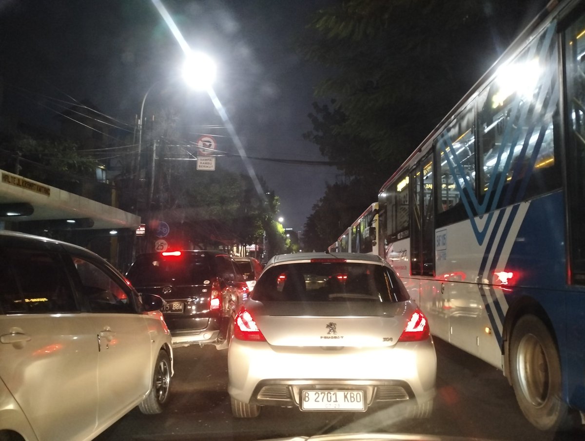 zarirah's tweet photo. Menjadi saksi dan korban dari keganasan jalanan Jakarta malam ini. Stuck bgt guys semua pengen ke Monas. Ruwet bgt lalinnya, ampe TJ juga parkir sepanjang jalanan #HutJakarta497 
Posisi: Kramat Kwitang https://t.co/Tzjd4bSzrv
