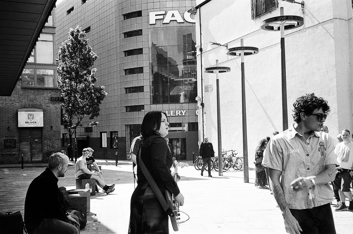 harrylime69's tweet image. In and around Bold Street on film 
🎞 HP5 📷 Canon Sureshot Max 
#shootfilmstaybroke #streetphotography #HP5