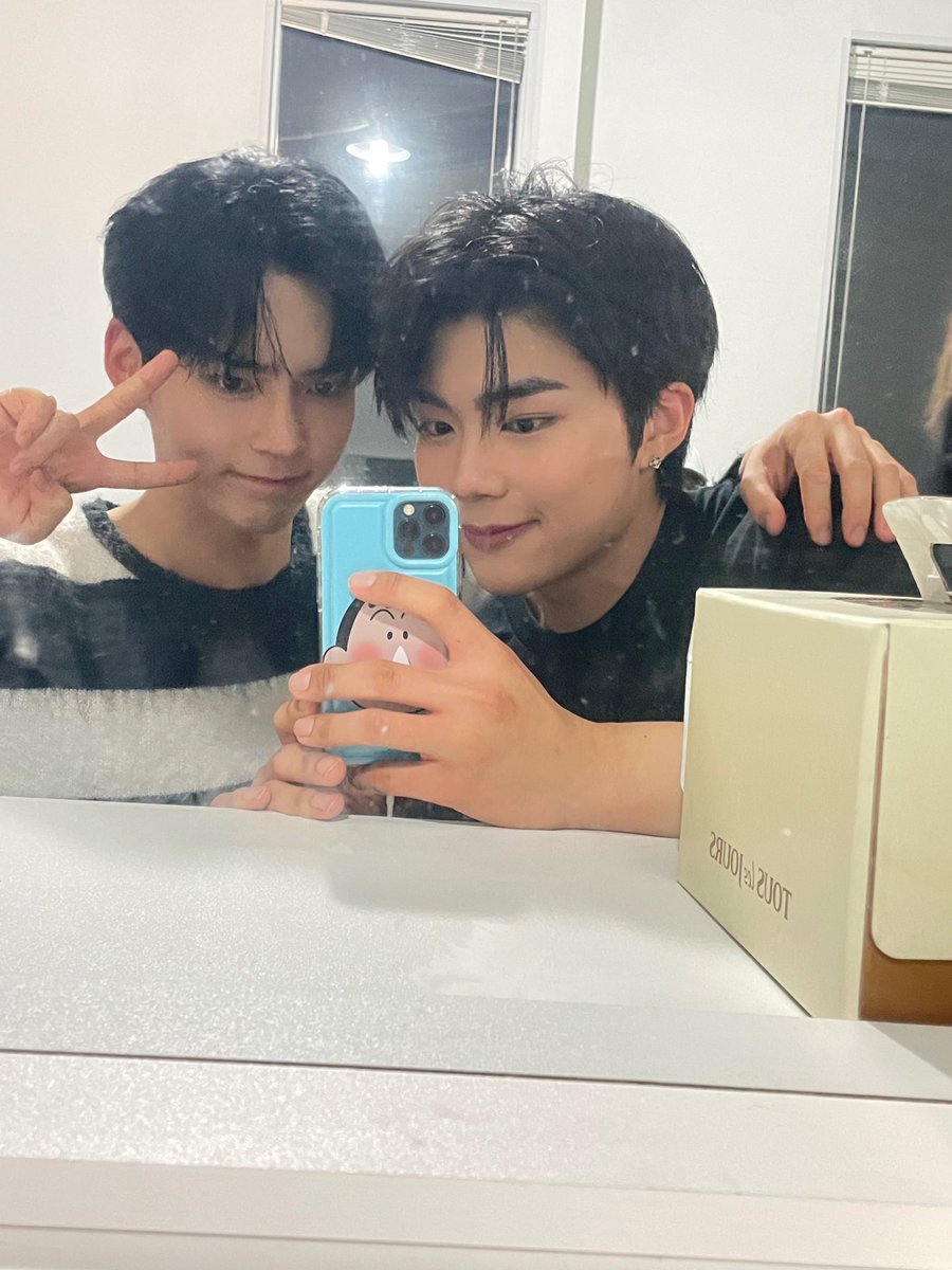 dream00660's tweet photo. 아니 건욱이 한빈이랑 셀카 찍을때마다 엄청 이뿌게생김 ㅠㅋㅋㅋㅋㅋㅋ https://t.co/ZqDiNN2XgE