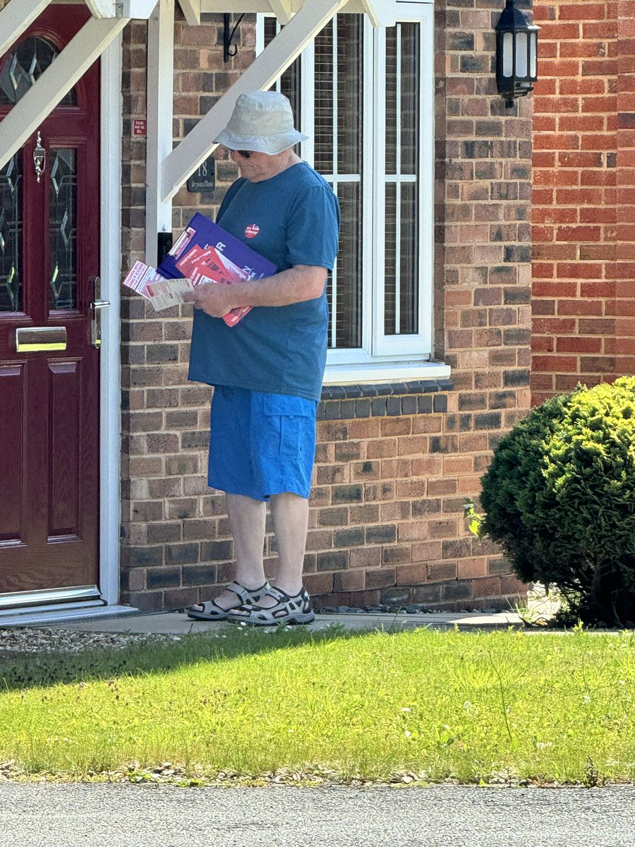 Out and about #Thorne supporting @LeePitcher9   Talking to people on the #Labourdoorstep about what concerns them, NHS wait times &amp; cost of living crisis meaning quality of life  decreased as many live to work and work to live. No work life balance!! We need #Change #VoteLabour