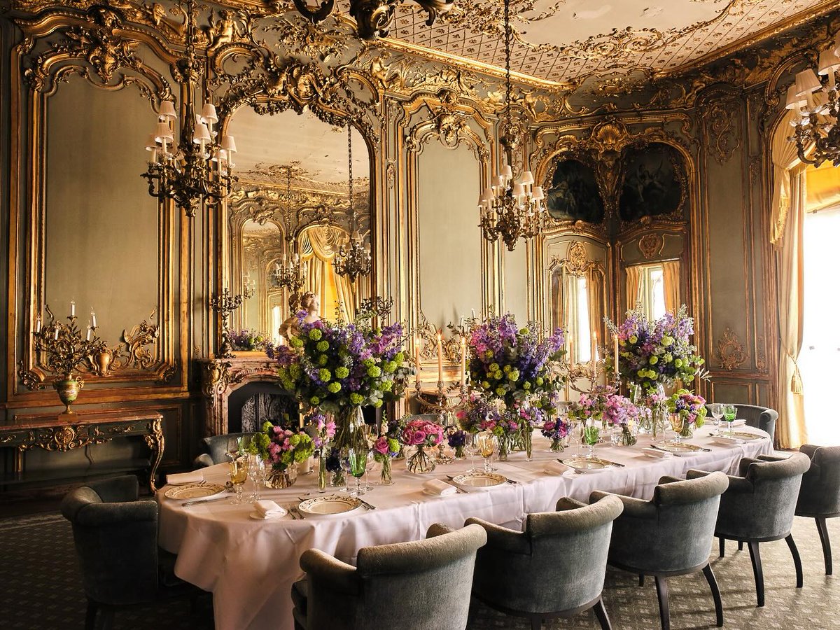 PulbrookG's tweet photo. Elegance is not about being noticed, but about being remembered!
#florist #flowers #pulbrookandgould #bespoke #privateparty #privatedining #lunch #mayfair #westend #tablesetting #tabledecor #tablescapes #custom #handmade #classic #countrylife https://t.co/vj3blYg5EZ
