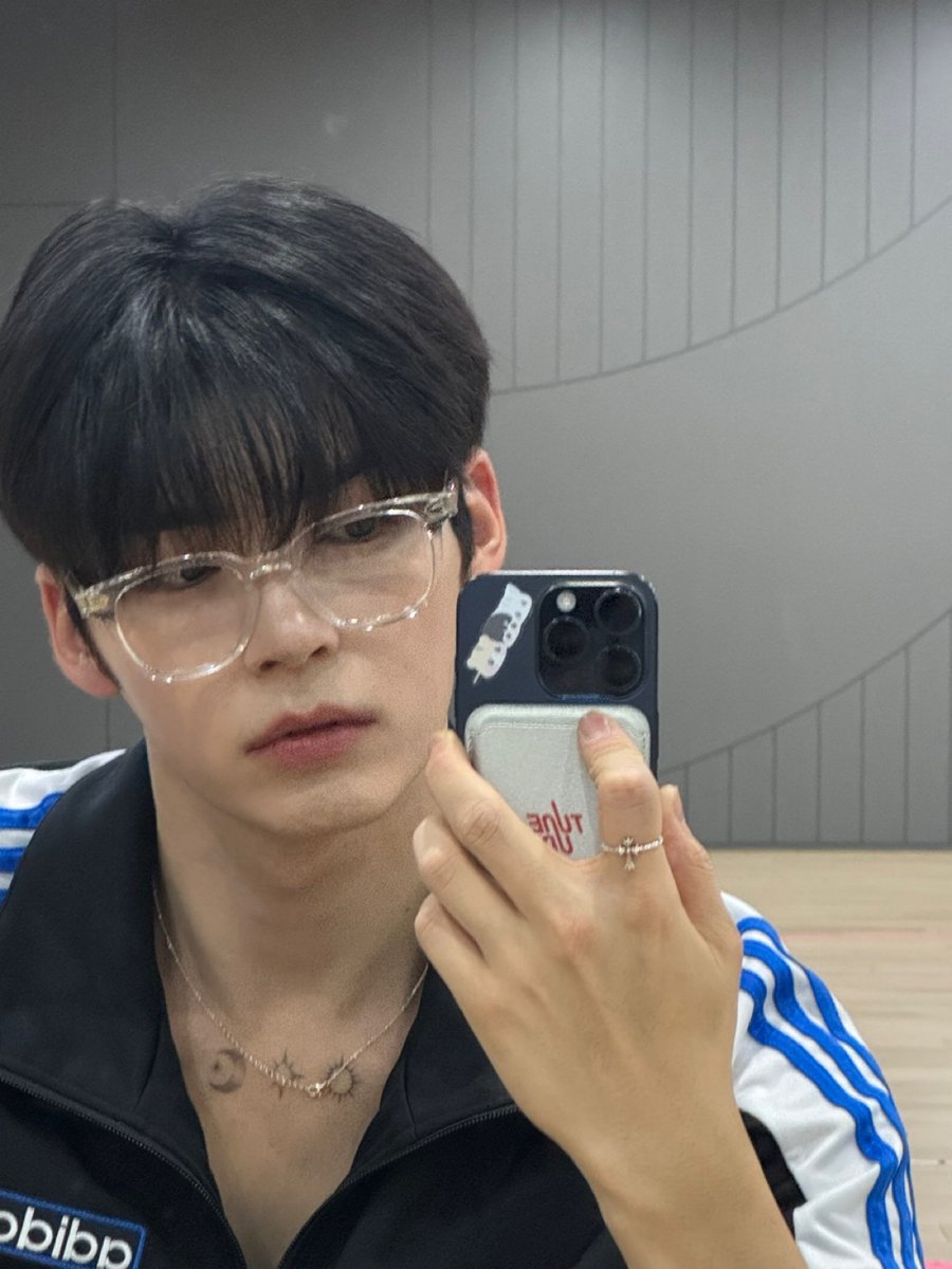 ZB1_official's tweet image. _💌

오랜만에 연습실 라방!
연습복 입은 느낌도
Not bad😚

#SUNGHANBIN #성한빈
#ZEROBASEONE #ZB1 #제로베이스원