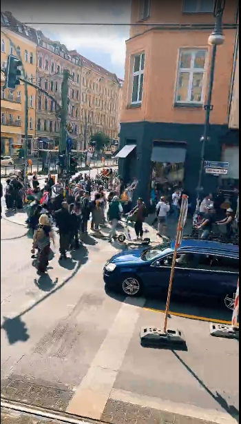 datawrangler2's tweet photo. +++ALERT+++NEWS+++
.
Eberswalder Straße - #PrenzlauerBerg
Demonstration der antisemitisch vorgeprägten pro🇵🇸Freak`s soll um 16:00 Uhr losgehen.
Ein paar Leute haben sich in die Höfe auf der Schönhauser verirrt Man bewegt sich Richtung MilaStraße/S-Bahn
#Berlin #b2206 #Demo #PBerg https://t.co/aDhC6gwv3A