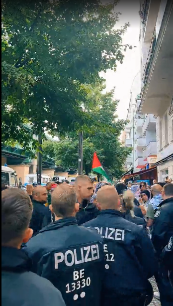 datawrangler2's tweet photo. +++ALERT+++NEWS+++
.
Eberswalder Straße - #PrenzlauerBerg
Demonstration der antisemitisch vorgeprägten pro🇵🇸Freak`s soll um 16:00 Uhr losgehen.
Ein paar Leute haben sich in die Höfe auf der Schönhauser verirrt Man bewegt sich Richtung MilaStraße/S-Bahn
#Berlin #b2206 #Demo #PBerg https://t.co/aDhC6gwv3A