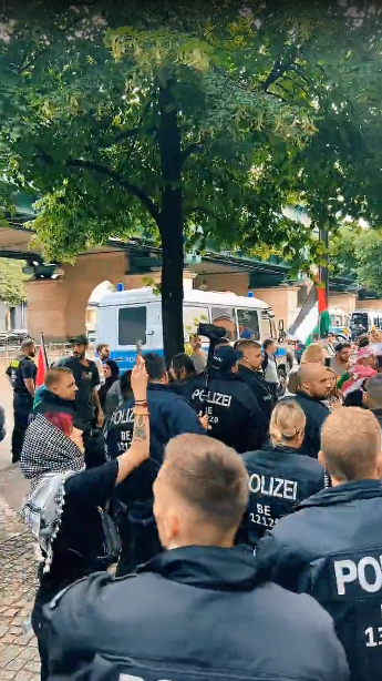datawrangler2's tweet photo. +++ALERT+++NEWS+++
.
Eberswalder Straße - #PrenzlauerBerg
Demonstration der antisemitisch vorgeprägten pro🇵🇸Freak`s soll um 16:00 Uhr losgehen.
Ein paar Leute haben sich in die Höfe auf der Schönhauser verirrt Man bewegt sich Richtung MilaStraße/S-Bahn
#Berlin #b2206 #Demo #PBerg https://t.co/aDhC6gwv3A