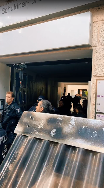 datawrangler2's tweet photo. +++ALERT+++NEWS+++
.
Eberswalder Straße - #PrenzlauerBerg
Demonstration der antisemitisch vorgeprägten pro🇵🇸Freak`s soll um 16:00 Uhr losgehen.
Ein paar Leute haben sich in die Höfe auf der Schönhauser verirrt Man bewegt sich Richtung MilaStraße/S-Bahn
#Berlin #b2206 #Demo #PBerg https://t.co/aDhC6gwv3A