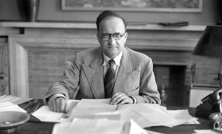 Souverainisme's tweet photo. "Tenons ferme au grand principe qui fait l'originalité de la Ve République: la responsabilité du président devant le suffrage universel.
Elle exige que le président ait la confiance de la majorité du peuple. Sans cette confiance, il ne peut rien et doit se retirer."
René Capitant https://t.co/VxT0YEzdfz