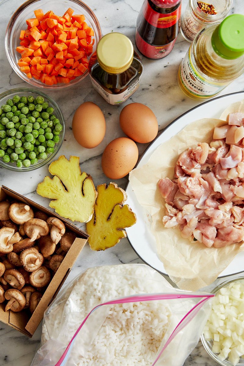 damn_delicious's tweet image. NEW RECIPE! 🥡 Easy chicken fried rice! A takeout classic that comes together so quickly with leftover rice. Made with chicken, eggs, vegetables, and white or brown rice. SO SO GOOD. damndelicious.net/2024/06/21/chi…