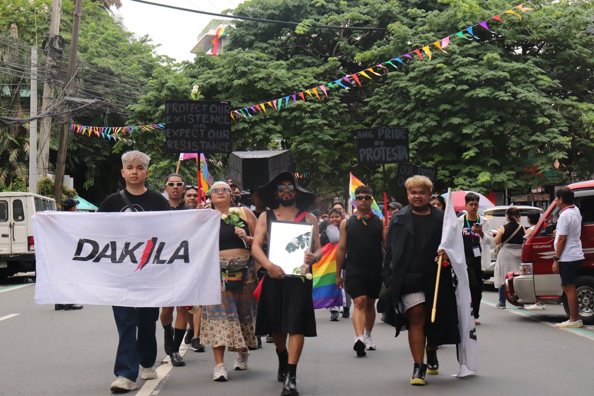 dakila_ph's tweet photo. ANG PRIDE AY PROTESTA!

Ngayong araw ay ipinagluksa ng DAKILA ang mga buhay at pangarap na kinitil ng mahigit dalawang dekadang pagbabalewala, pagtatanggi, at pagkakait ng karapatan at hustisya para sa queer community. https://t.co/Xne690dOv2