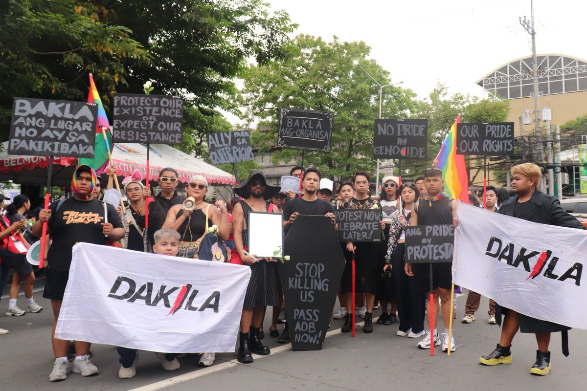 dakila_ph's tweet photo. ANG PRIDE AY PROTESTA!

Ngayong araw ay ipinagluksa ng DAKILA ang mga buhay at pangarap na kinitil ng mahigit dalawang dekadang pagbabalewala, pagtatanggi, at pagkakait ng karapatan at hustisya para sa queer community. https://t.co/Xne690dOv2