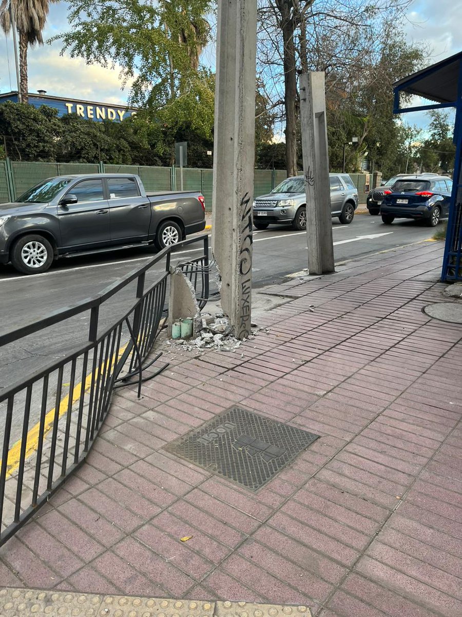 Franciscosaav's tweet photo. A mas de un mes @EnelChile sigue Poste Chocado con riesgo de caida en Calle Lo Zañartu esquina Av.Manuel Antonio Matta Comuna #Quilicura @AlertaQuilicura @muniquilicura https://t.co/938dSOpb1b