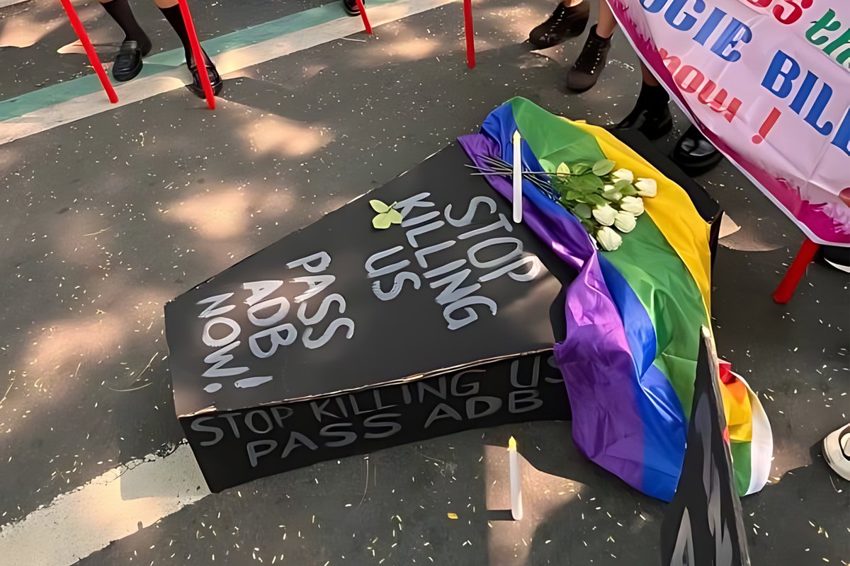 dakila_ph's tweet photo. ANG PRIDE AY PROTESTA!

Ngayong araw ay ipinagluksa ng DAKILA ang mga buhay at pangarap na kinitil ng mahigit dalawang dekadang pagbabalewala, pagtatanggi, at pagkakait ng karapatan at hustisya para sa queer community. https://t.co/Xne690dOv2