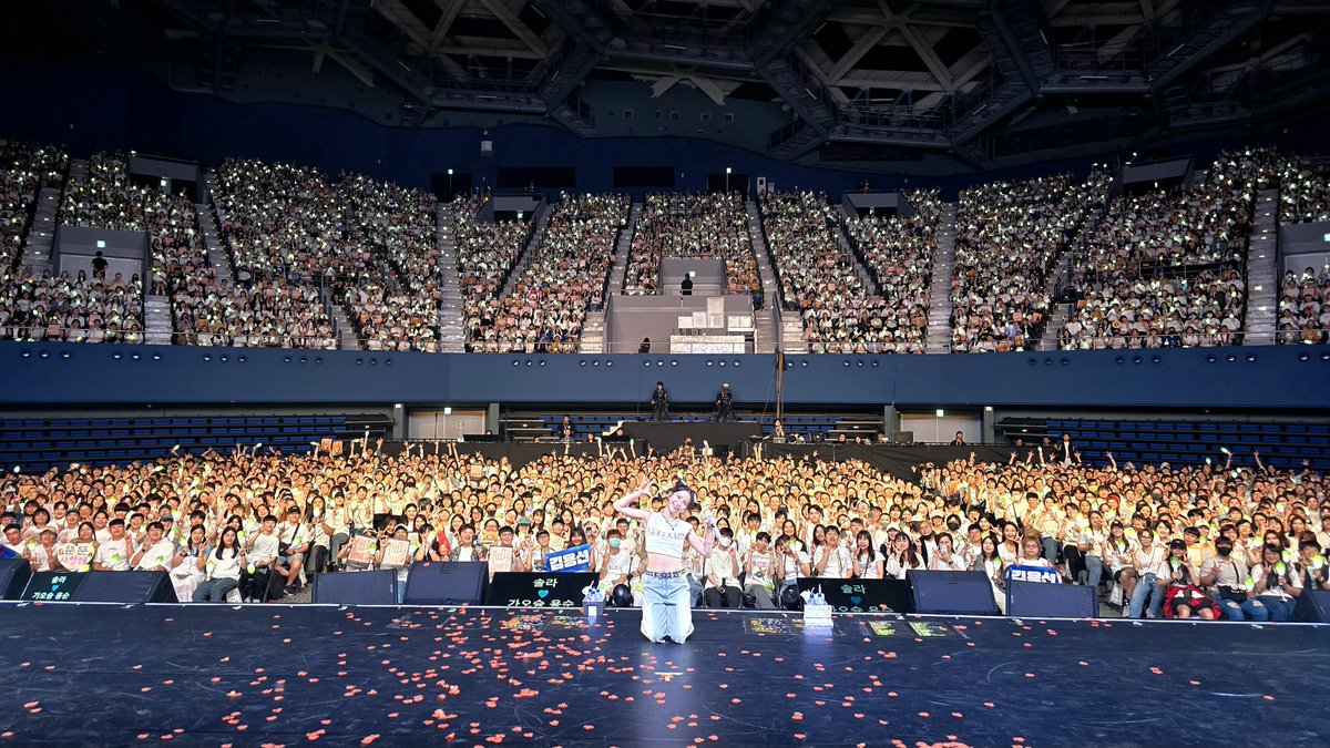 RBW_MAMAMOO's tweet photo. [#솔라]

SOLAR 2ND CONCERT 
[COLOURS] in KAOHSIUNG

뜨거운 함성과 함께 가오슝 색으로 
물들어진 오늘의 무대 🎨✨

용순이들의 마음속에 잊지 못할 
순간으로 남았길 바랍니다 💘

Today's concert, colored with KAOHSIUNG's color and a hot shout 🎨✨

Hope it remains an unforgettable moment in YONGSOON's heart 💘

#마마무 #Solar #COLOURS
#Solar_2nd_Concert