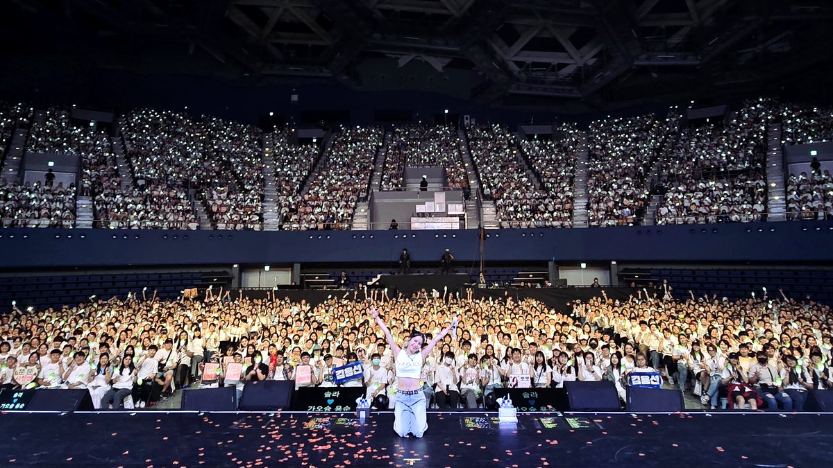 RBW_MAMAMOO's tweet photo. [#솔라]

SOLAR 2ND CONCERT 
[COLOURS] in KAOHSIUNG

뜨거운 함성과 함께 가오슝 색으로 
물들어진 오늘의 무대 🎨✨

용순이들의 마음속에 잊지 못할 
순간으로 남았길 바랍니다 💘

Today's concert, colored with KAOHSIUNG's color and a hot shout 🎨✨

Hope it remains an unforgettable moment in YONGSOON's heart 💘

#마마무 #Solar #COLOURS
#Solar_2nd_Concert