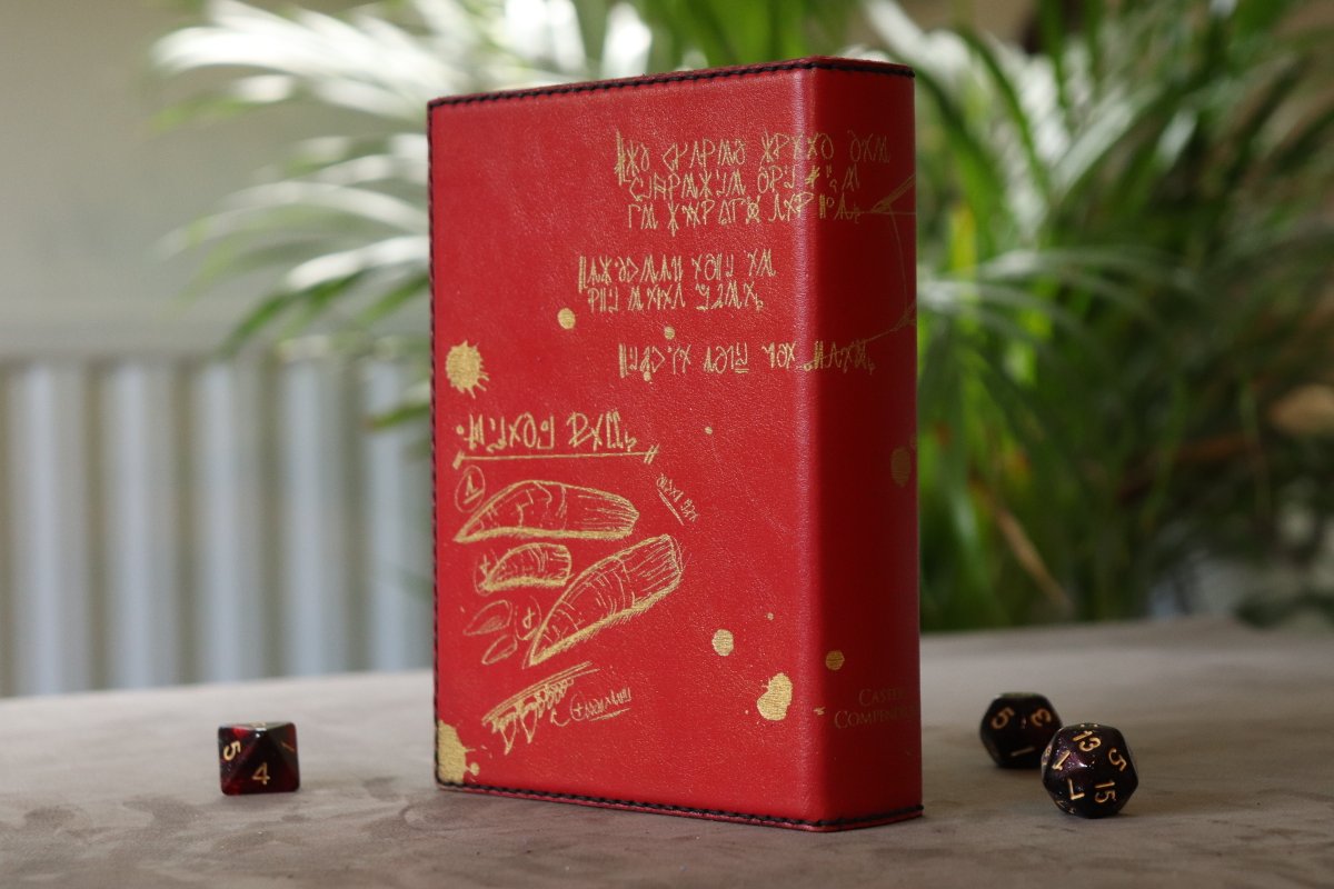 SpeechlessBard's tweet image. A red leather Dragon Caster Compendium (double sized) with gold inlay and gold magnets for the Spell Slot Tracker 📕
This unique spell book (with space for two stacks of spell cards or extra dice) will be part of today's shop update at 8pm CEST ✨
#ttrpg #dnd #castercompendium