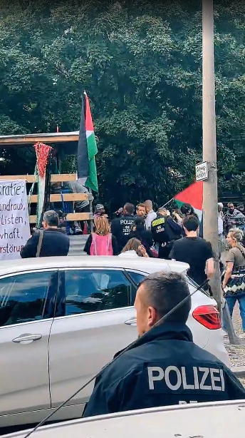 datawrangler2's tweet photo. +++ALERT+++NEWS+++
.
Eberswalder Straße - Schönhauser Allee
#PrenzlauerBerg
🍉#Demonstration
der antisemitisch vorgeprägten pro🇵🇸Freak`s
Man hängt am Lauti Höhe #Cantianstraße/Schönhauser ab.
Fahrzeug steht direkt Nase stadteinwärts.
Warten
#MilaStraße #Berlin #b2206 #Demo #PBerg https://t.co/sXaNJzArNJ