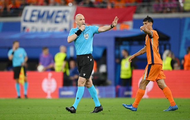kymcgriffanni's tweet photo. Pha bóng ở phút 69 chính là tâm điểm trận Hà Lan vs Pháp vào rạng sáng nay, khi trọng tài Anthony Taylor từ chối tình huống ghi bàn của Xavi Simons. Sau trận, ông đã nhận về vô vàn chỉ trích. https://t.co/syenLZKhw5