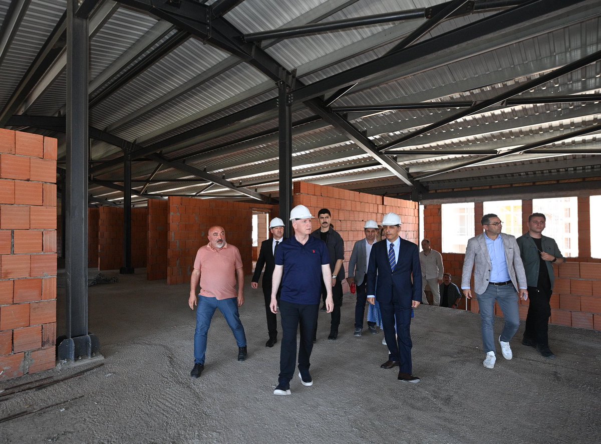TC_istanbul's tweet photo. Valimiz @gul_davut, #Üsküdar’da yapımı devam eden Bulgurlu Sümer Günay Güzel Sanatlar Lisesi’nde incelemelerde bulundu.

Kadıköy Kaymakamı Muhittin Pamuk’un eşlik ettiği incelemede Vali Gül, yürütülen çalışmalara ilişkin yetkililerden bilgi aldı. https://t.co/PNHPTg0zAn