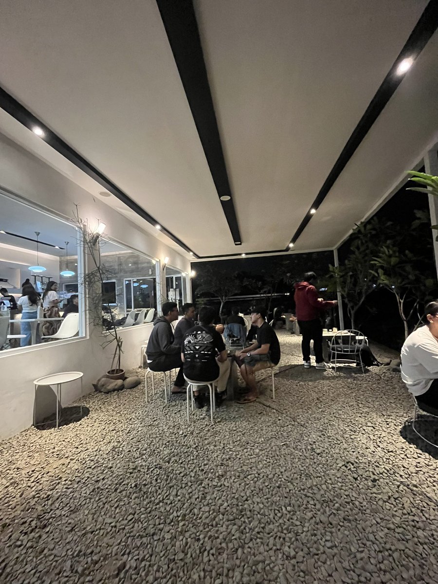 Ngopi ditempat yang buka sampe jam 3 pagi ☕️