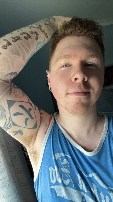 Just got done running 🏃🏻&zwj;♂️ who wants a whiff of these pits 😏 https://t.co/fb6Blaofwn